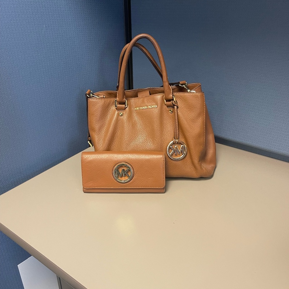 Michael Kors Two-Way Hand Tote and Shoulder Bag - Picture 2 of 12